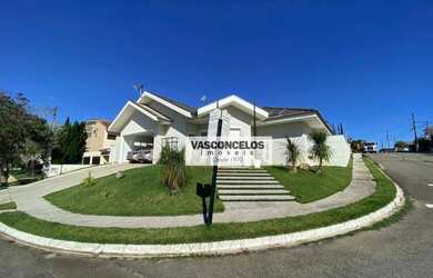 Imagem: A casa em condomínio possui 4 Dormitórios, 3 Banheiros, 236m²