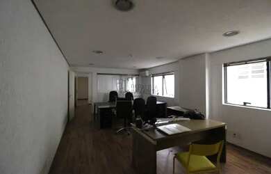 Imagem: O depósito para alugar possui 2 Vagas na garagem e 64m² de