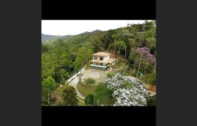 Imagem: A casa possui 3 Dormitórios e 5 Vagas na garagem e está localizado