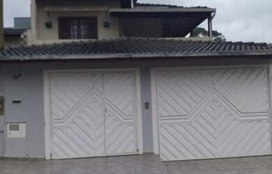 Imagem: A casa possui 5 Dormitórios, 4 Banheiros, 4 Vagas na garagem