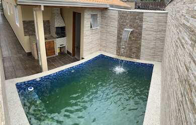 Imagem: A casa possui 3 Dormitórios, 3 Banheiros, 2 Vagas na garagem