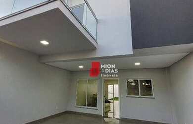 Imagem: A casa possui 3 Dormitórios, 2 Banheiros, 2 Vagas na garagem