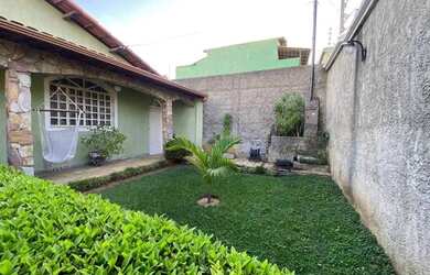 Imagem: A casa possui 3 Dormitórios, 4 Banheiros, 2 Vagas na garagem