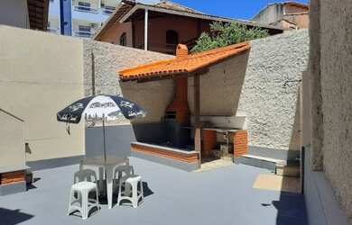 Imagem: A casa possui 2 Dormitórios e 2 Vagas na garagem e está localizado