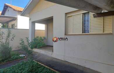 Imagem: A casa possui 3 Dormitórios, 2 Banheiros, 1 Vaga na garagem