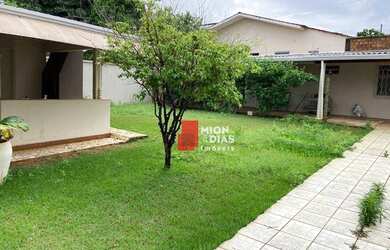 Imagem: A casa possui 3 Dormitórios, 2 Banheiros, 3 Vagas na garagem