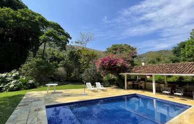 Imagem: A casa possui 4 Dormitórios, 3 Banheiros e 183m² de Área