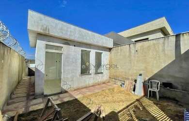 Imagem: A casa possui 3 Dormitórios, 2 Banheiros, 1 Vaga na garagem