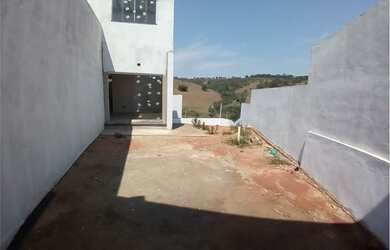 Imagem: A casa possui 2 Dormitórios, 2 Banheiros, 1 Vaga na garagem