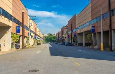 Imagem: O depósito possui 4 Vagas na garagem, 1.350m² de Área e