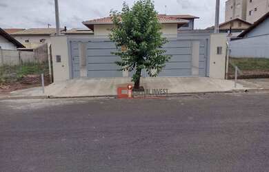 Imagem: A casa possui 2 Dormitórios, 2 Banheiros, 2 Vagas na garagem