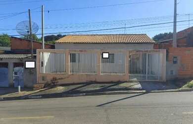 Imagem: A casa possui 2 Dormitórios, 1 Banheiro, 3 Vagas na garagem