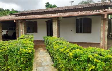 Imagem: A casa possui 3 Dormitórios, 2 Banheiros, 4 Vagas na garagem