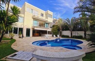 Imagem: A casa em condomínio possui 5 Dormitórios, 5 Banheiros, 3