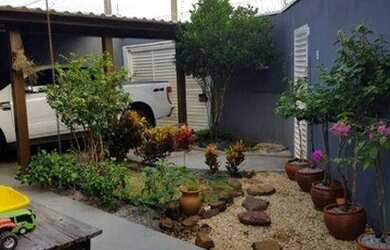 Imagem: A casa possui 3 Dormitórios, 2 Banheiros, 2 Vagas na garagem