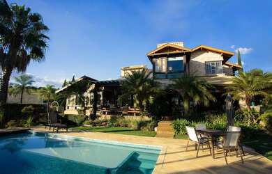 Imagem: A casa em condomínio possui 5 Dormitórios, 5 Banheiros, 5