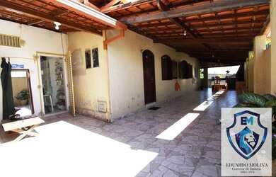 Imagem: A casa possui 3 Dormitórios, 2 Banheiros, 4 Vagas na garagem