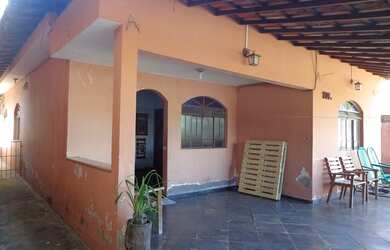 Imagem: A casa possui 3 Dormitórios, 1 Banheiro, 3 Vagas na garagem