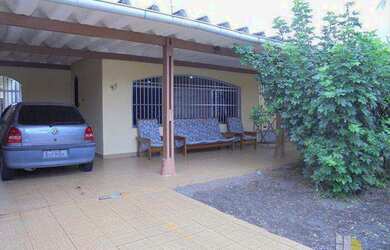 Imagem: A casa possui 3 Dormitórios, 2 Banheiros, 2 Vagas na garagem