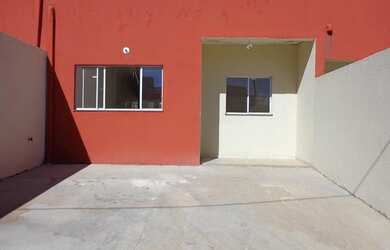 Imagem: A casa possui 2 Dormitórios, 1 Banheiro, 2 Vagas na garagem