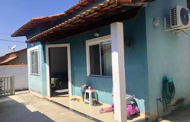 Imagem: A casa possui 2 Dormitórios, 1 Banheiro, 2 Vagas na garagem