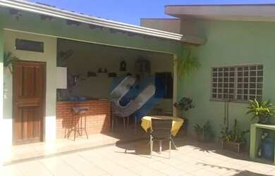 Imagem: A casa possui 3 Dormitórios, 3 Banheiros, 5 Vagas na garagem