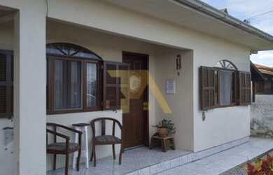 Imagem: A casa possui 3 Dormitórios, 2 Banheiros, 2 Vagas na garagem