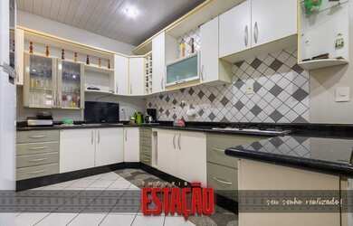 Imagem: A casa possui 3 Dormitórios, 2 Banheiros, 2 Vagas na garagem