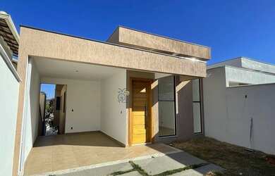 Imagem: A casa possui 3 Dormitórios, 2 Banheiros, 2 Vagas na garagem