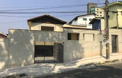 Imagem: A casa possui 4 Dormitórios, 3 Banheiros, 5 Vagas na garagem