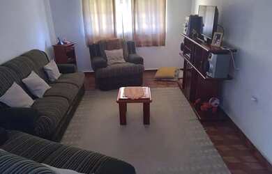 Imagem: A casa possui 3 Dormitórios, 1 Banheiro, 2 Vagas na garagem