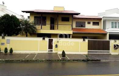 Imagem: A casa possui 5 Dormitórios, 4 Banheiros, 2 Vagas na garagem