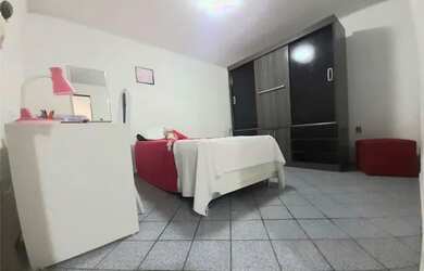 Imagem: A casa possui 3 Dormitórios, 2 Banheiros, 1 Vaga na garagem