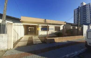 Imagem: A casa possui 3 Dormitórios, 2 Banheiros, 4 Vagas na garagem