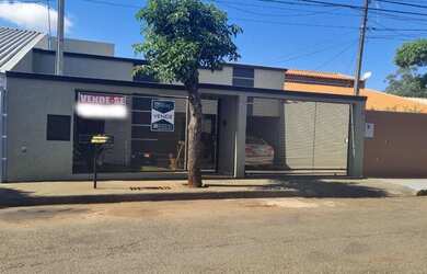 Imagem: A casa possui 3 Dormitórios, 1 Banheiro, 2 Vagas na garagem