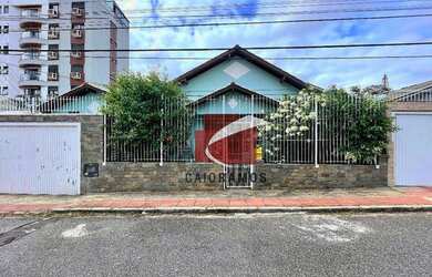 Imagem: A casa possui 2 Dormitórios, 2 Banheiros, 2 Vagas na garagem