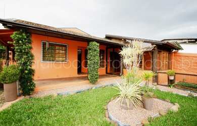 Imagem: A casa possui 3 Dormitórios, 2 Banheiros, 3 Vagas na garagem