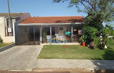 Imagem: A casa possui 3 Dormitórios, 1 Banheiro, 2 Vagas na garagem