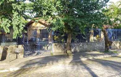 Imagem: A casa possui 4 Dormitórios, 2 Banheiros, 4 Vagas na garagem