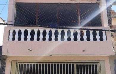 Imagem: A casa possui 3 Dormitórios, 2 Banheiros, 2 Vagas na garagem