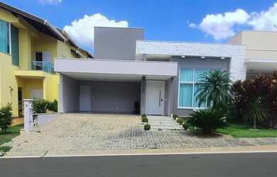 Imagem: A casa em condomínio possui 3 Dormitórios, 3 Banheiros, 300m²