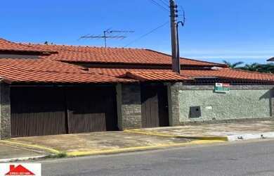 Imagem: A casa possui 4 Dormitórios, 2 Banheiros, 1 Vaga na garagem