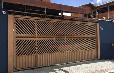 Imagem: A casa possui 3 Dormitórios, 2 Banheiros, 2 Vagas na garagem