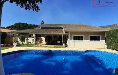 Imagem: A casa possui 5 Dormitórios, 5 Banheiros, 4 Vagas na garagem