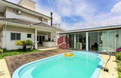 Imagem: A casa possui 4 Dormitórios, 4 Banheiros, 2 Vagas na garagem