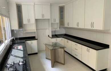 Imagem: A casa possui 3 Dormitórios, 2 Banheiros, 4 Vagas na garagem