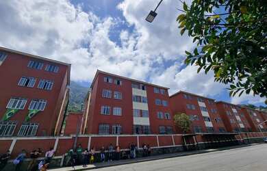 Imagem: O apartamento possui 3 Dormitórios, 1 Banheiro, 1 Vaga na garagem