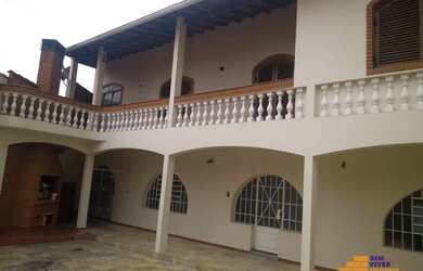 Imagem: A casa possui 4 Dormitórios, 3 Banheiros, 3 Vagas na garagem