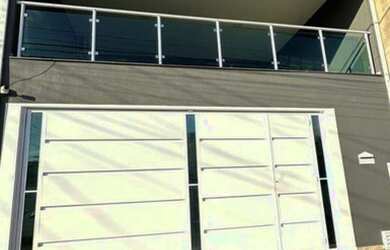 Imagem: A casa possui 4 Dormitórios, 5 Banheiros, 2 Vagas na garagem