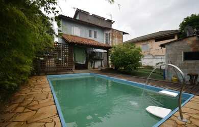 Imagem: A casa possui 4 Dormitórios, 1 Banheiro, 5 Vagas na garagem